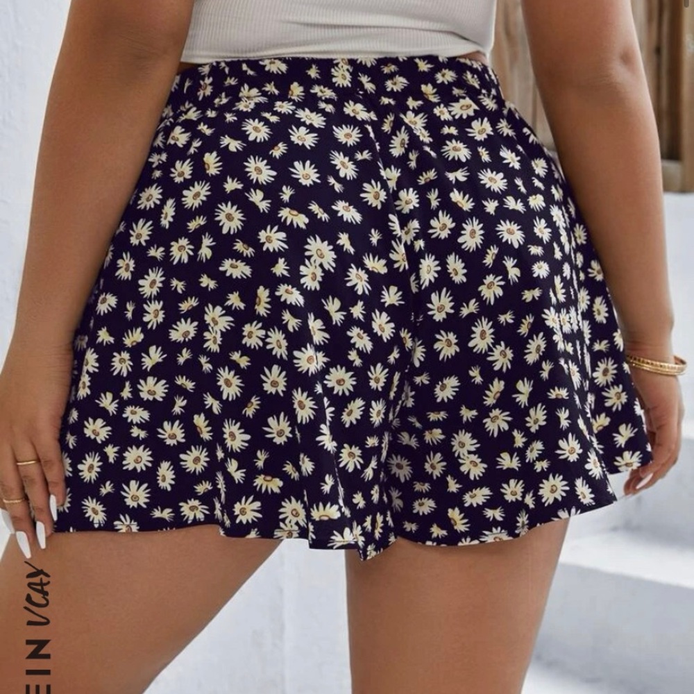 SHEIN VCAY Plus Daisy Print Wide Leg Shorts - Picture 7 of 7